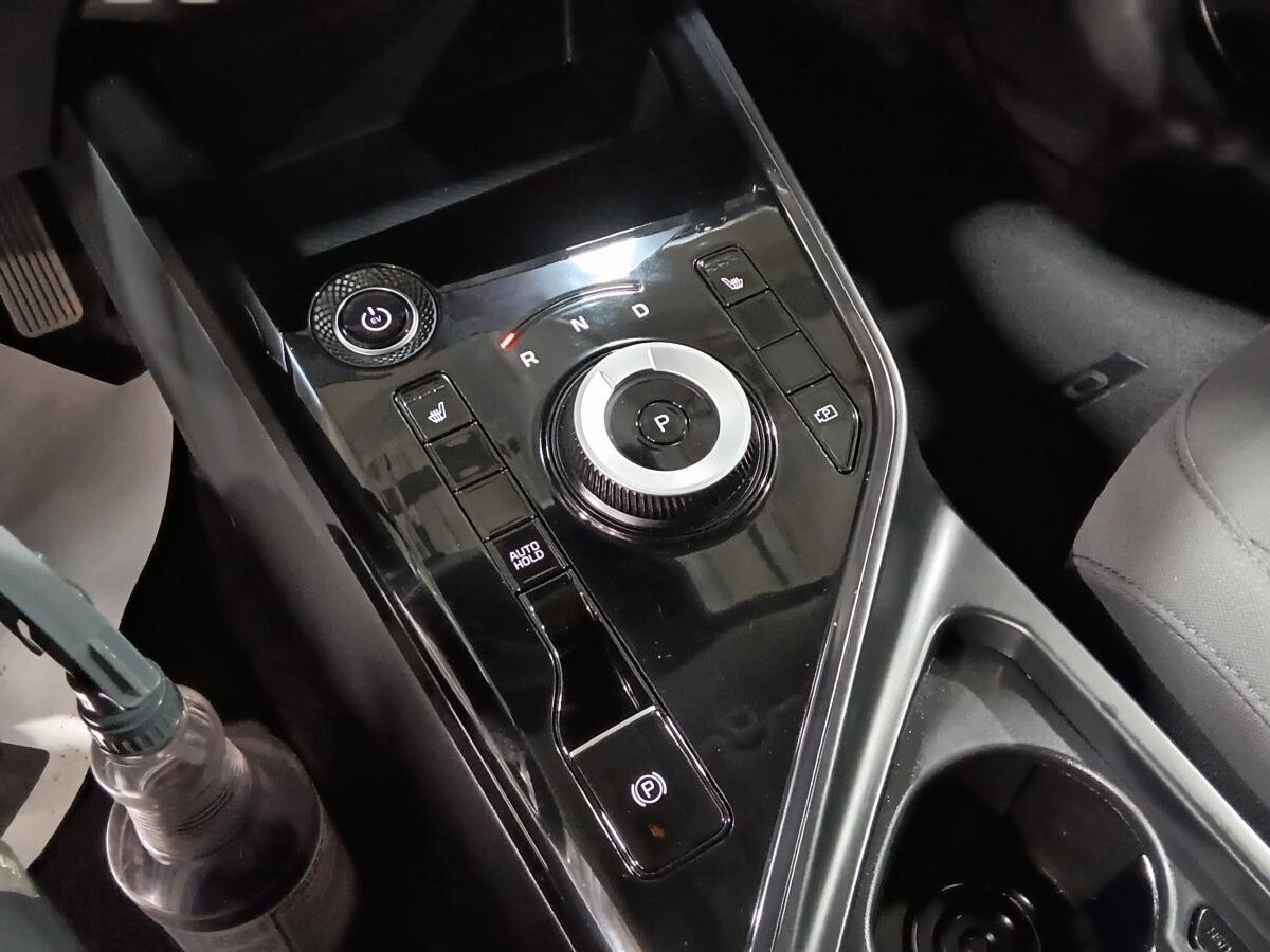 2025 Kia Niro - Image 17