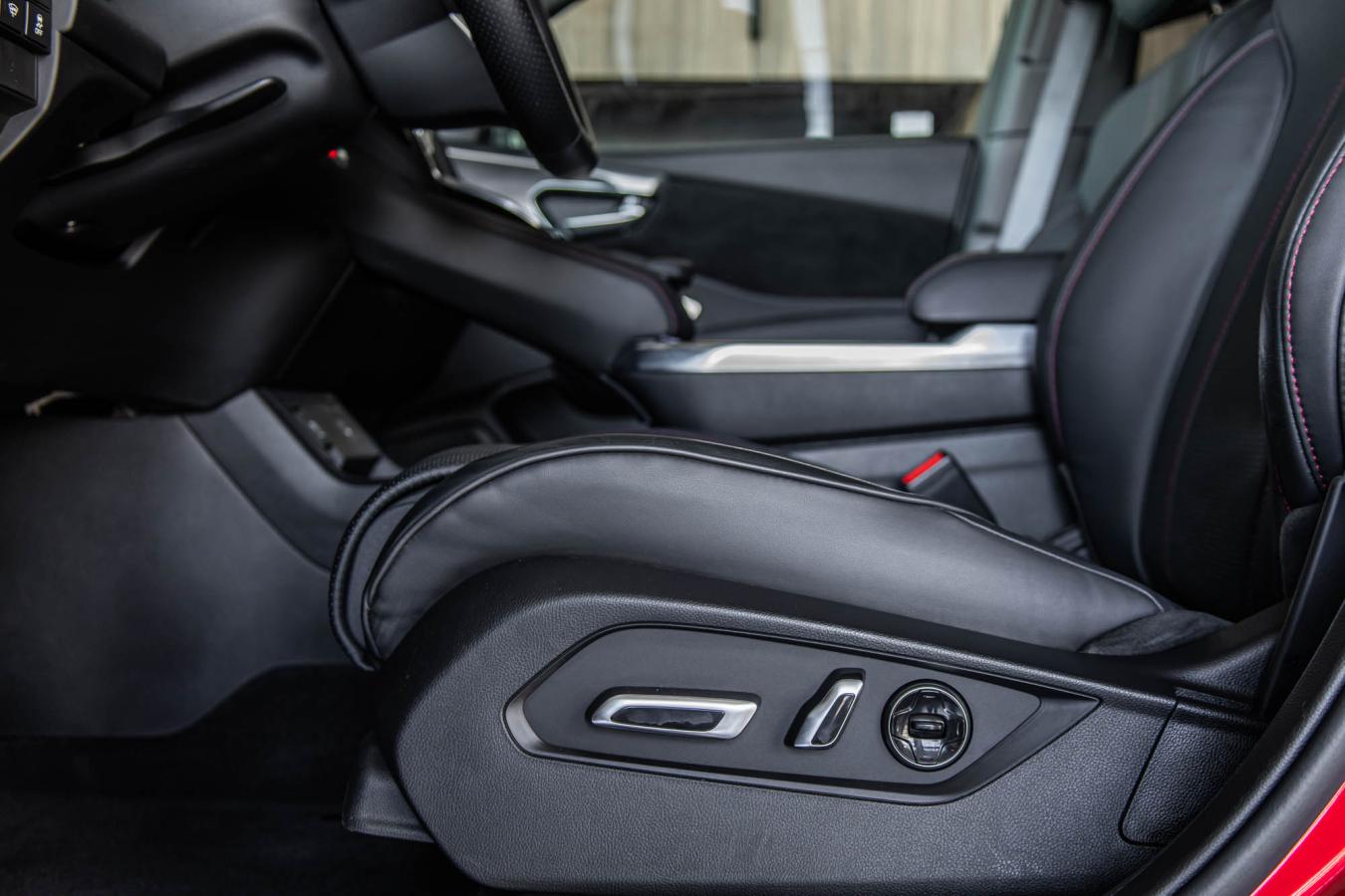 2025 Acura RDX - Image 14