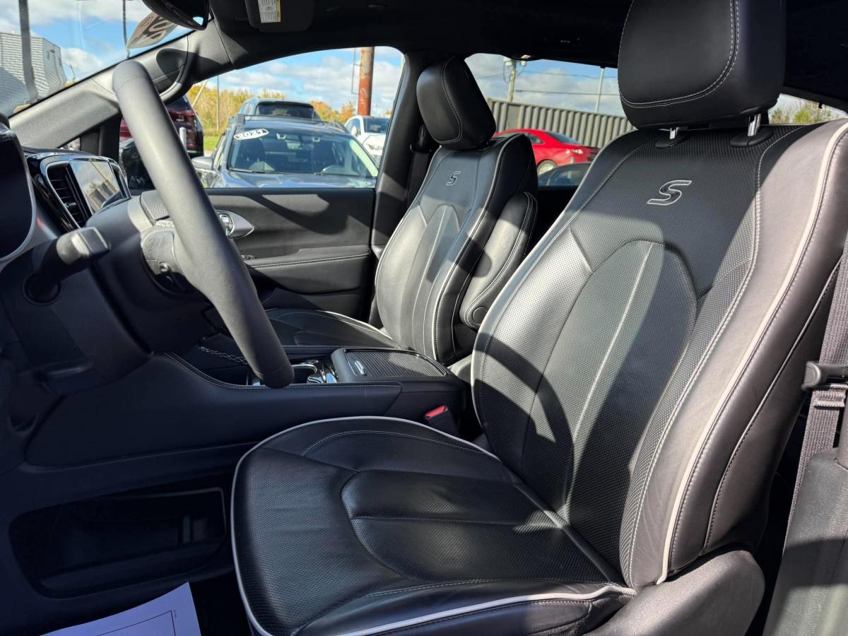 2025 Chrysler Pacifica - Image 14
