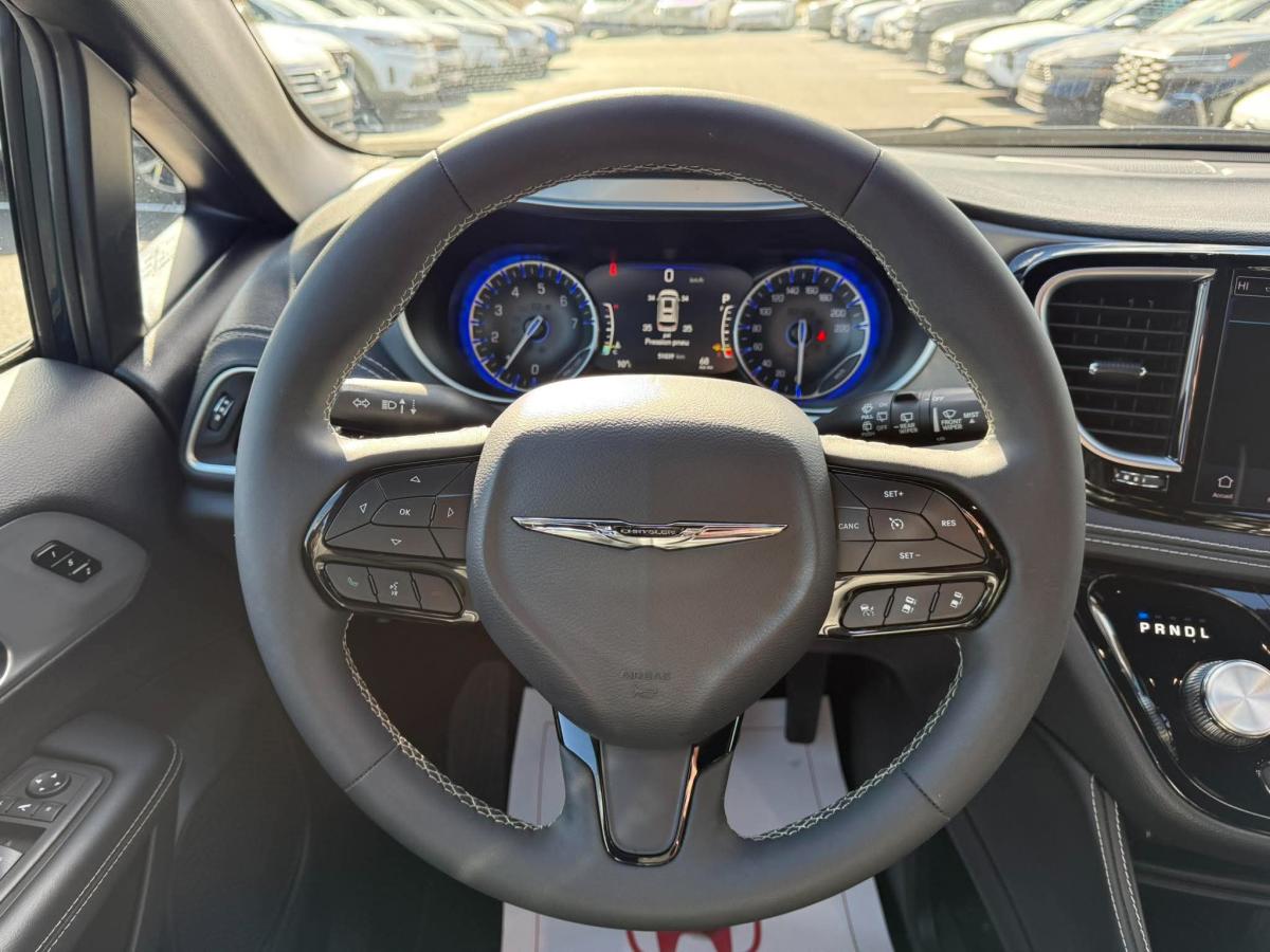 2025 Chrysler Pacifica - Image 18
