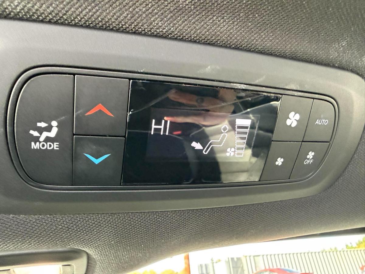2025 Chrysler Pacifica - Image 28