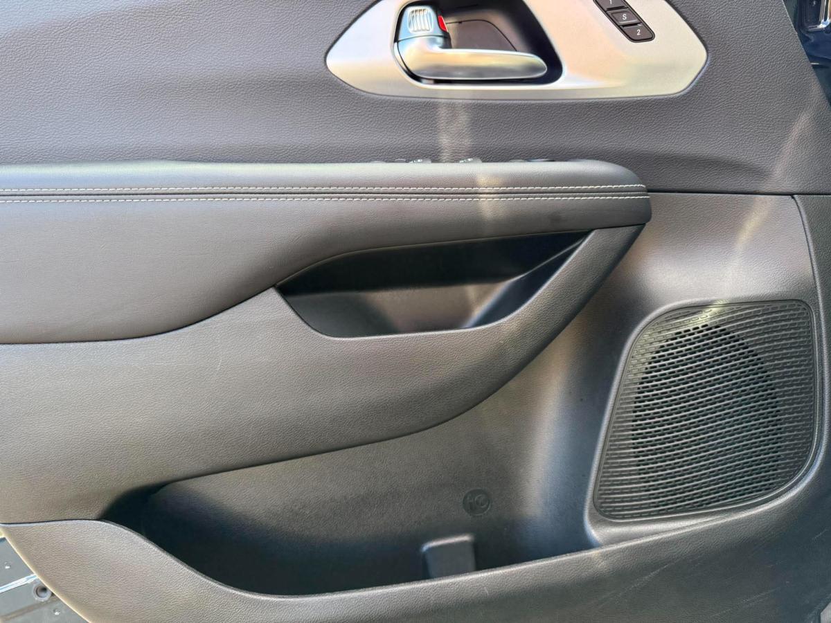 2025 Chrysler Pacifica - Image 30