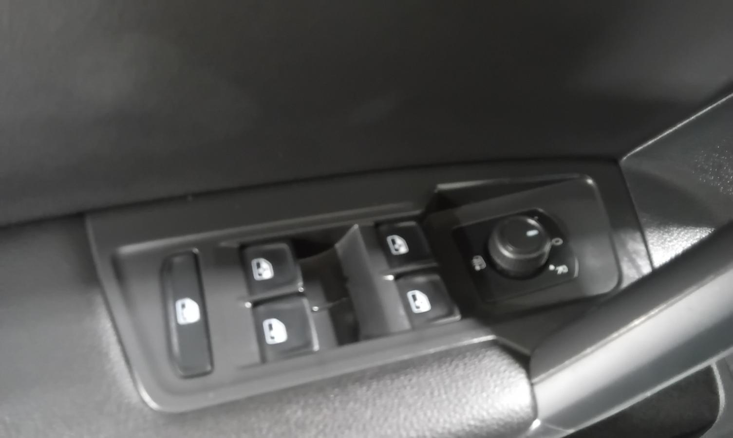 2020 Volkswagen Tiguan - Image 28