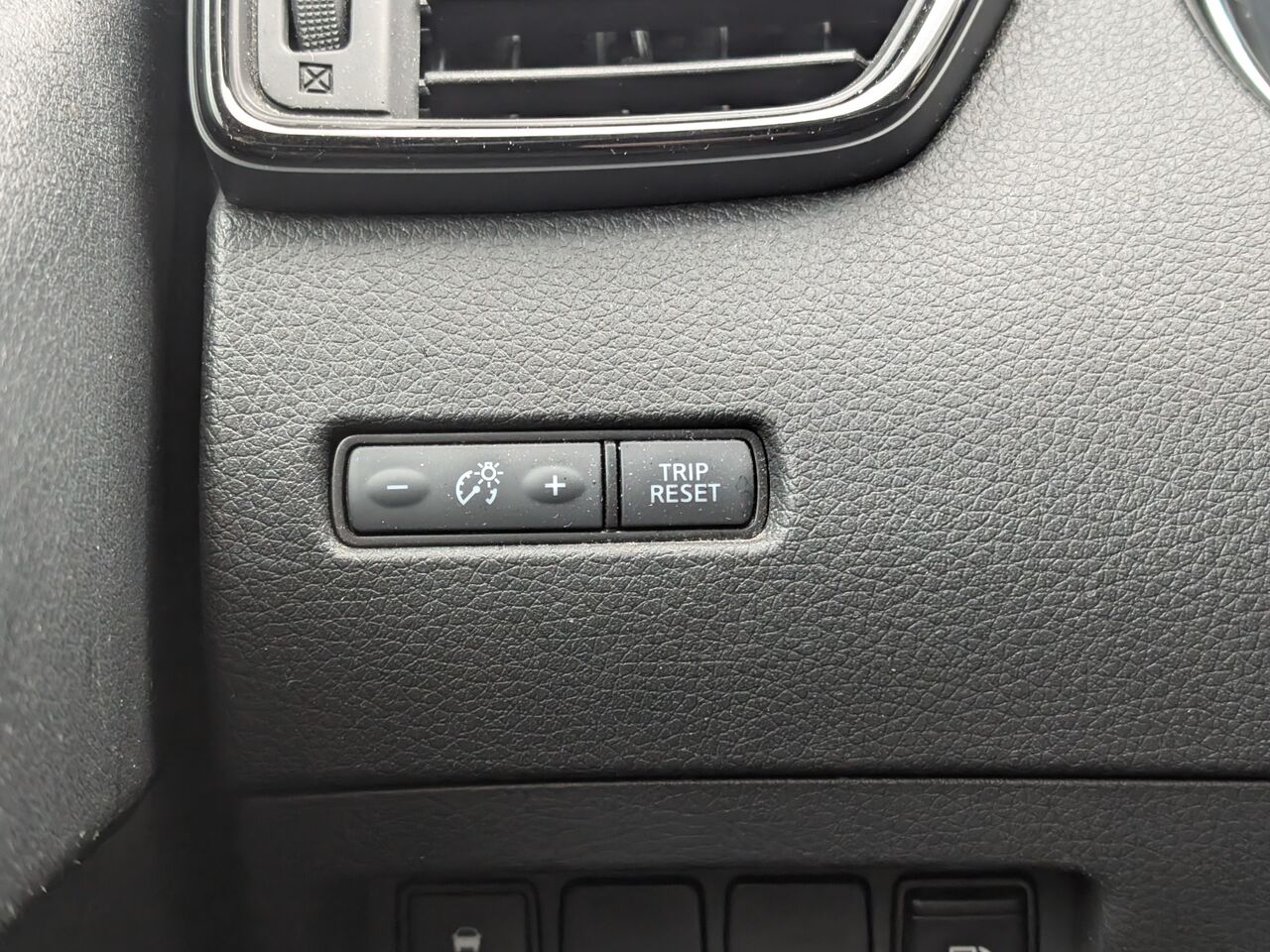 2020 Nissan Rogue - Image 13