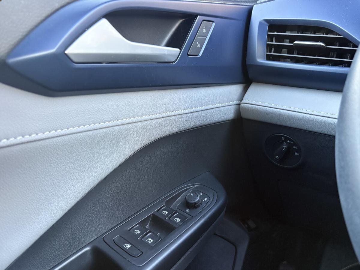 2023 Volkswagen Taos - Image 21