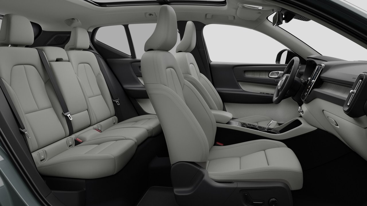 2026 Volvo XC40 - Image 13