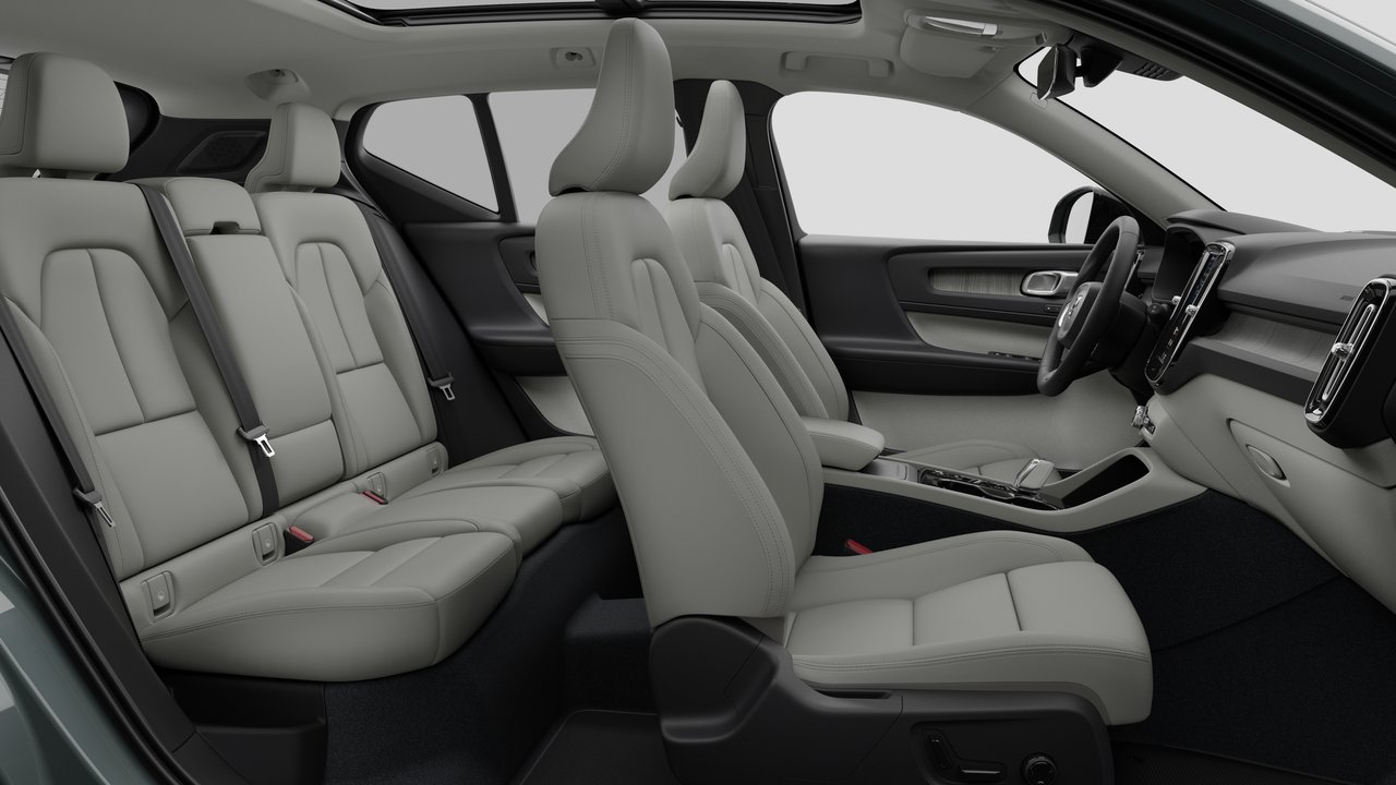 2026 Volvo XC40 - Image 13