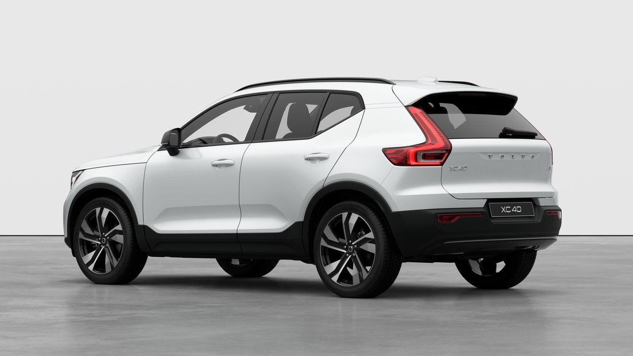 2026 Volvo XC40 - Image 2