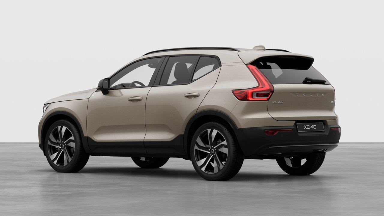 2026 Volvo XC40 - Image 2