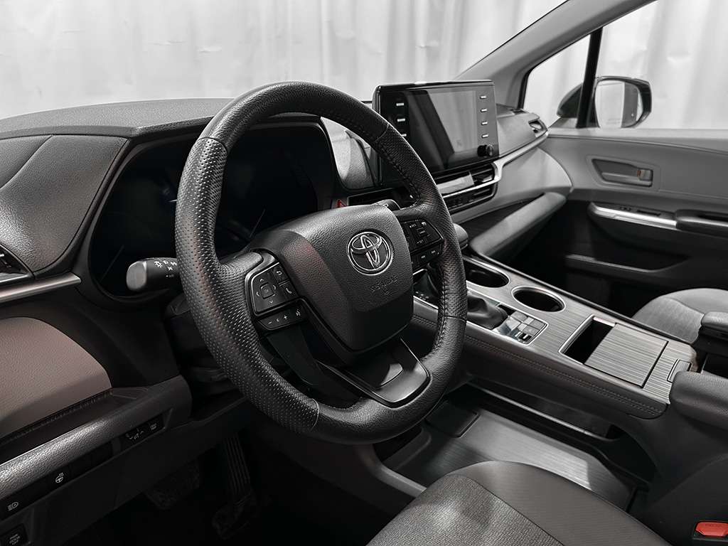 2023 Toyota Sienna - Image 8