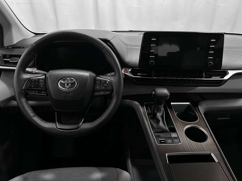2023 Toyota Sienna - Image 17