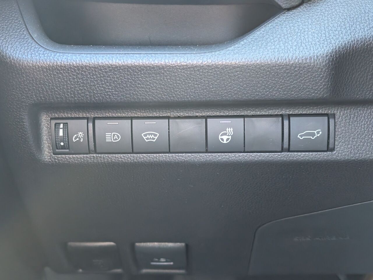 2025 Toyota RAV4 - Image 14
