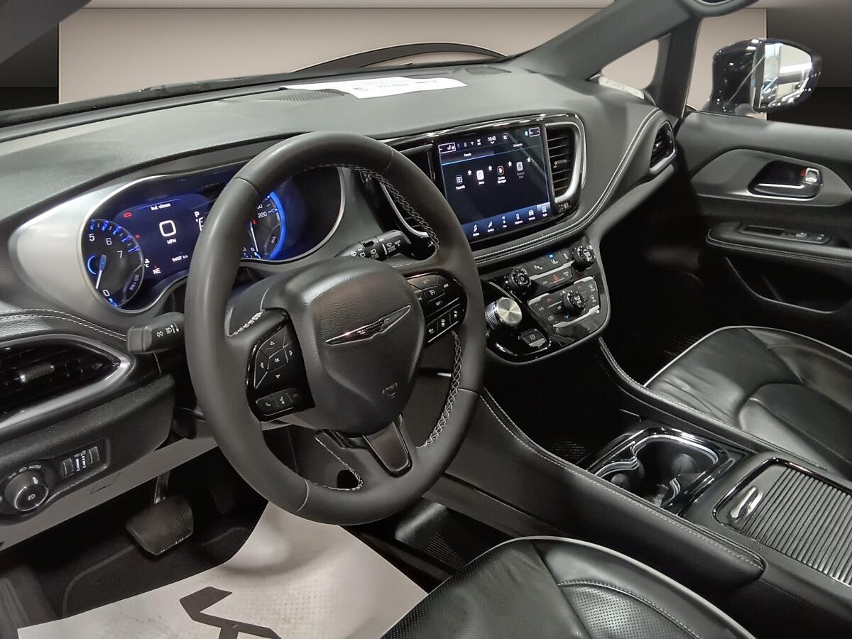 2025 Chrysler Pacifica - Image 5