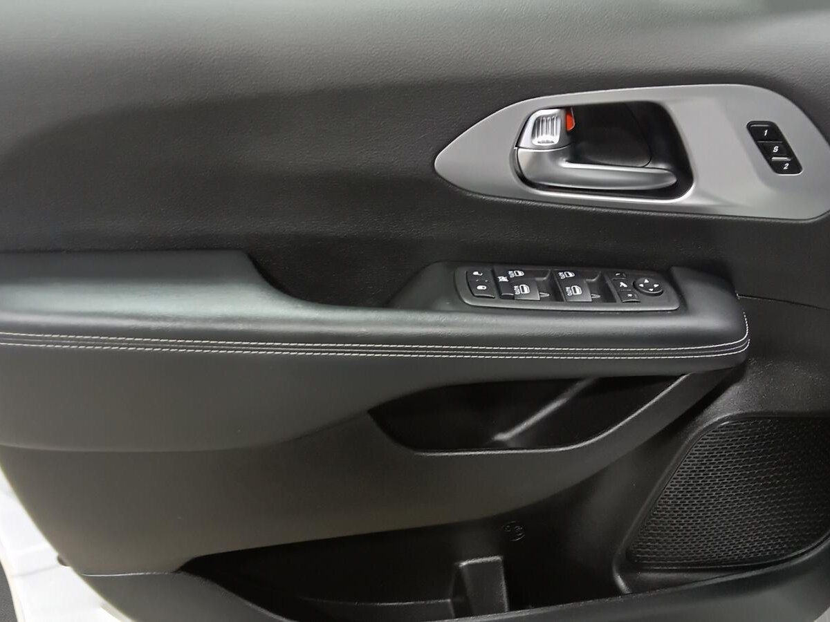 2025 Chrysler Pacifica - Image 7