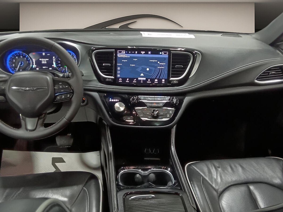 2025 Chrysler Pacifica - Image 15