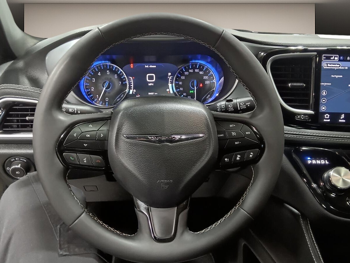 2025 Chrysler Pacifica - Image 16