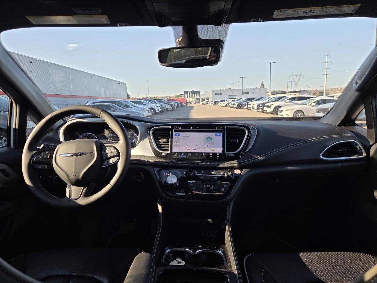 2025 Chrysler Pacifica - Image 8