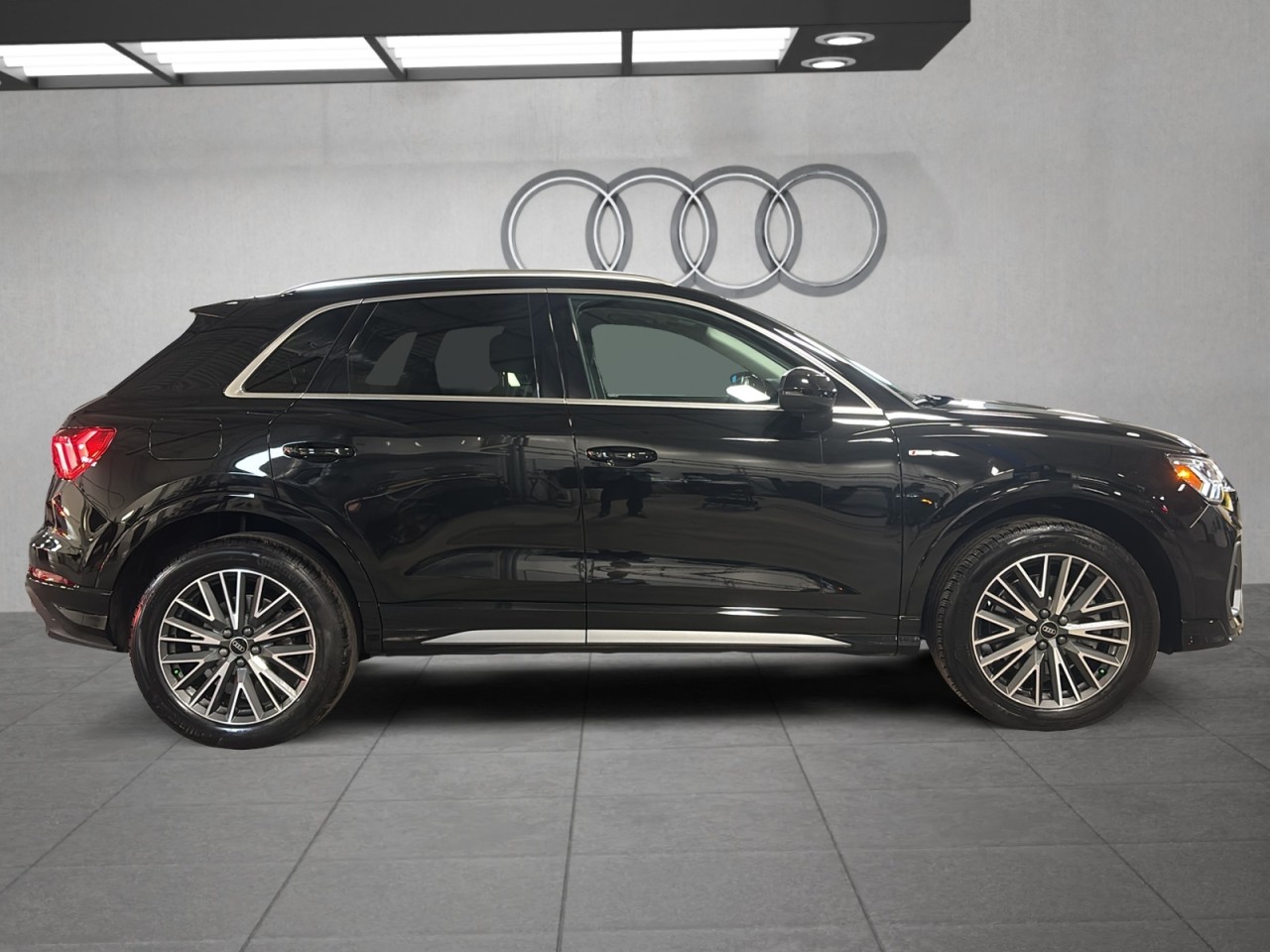 2023 Audi Q3 - Image 4