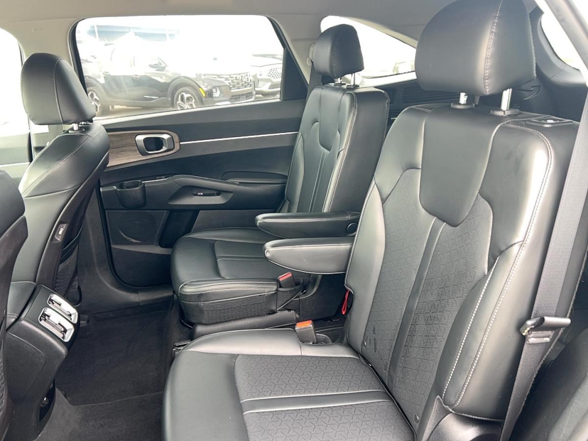 2022 Kia Sorento - Image 16