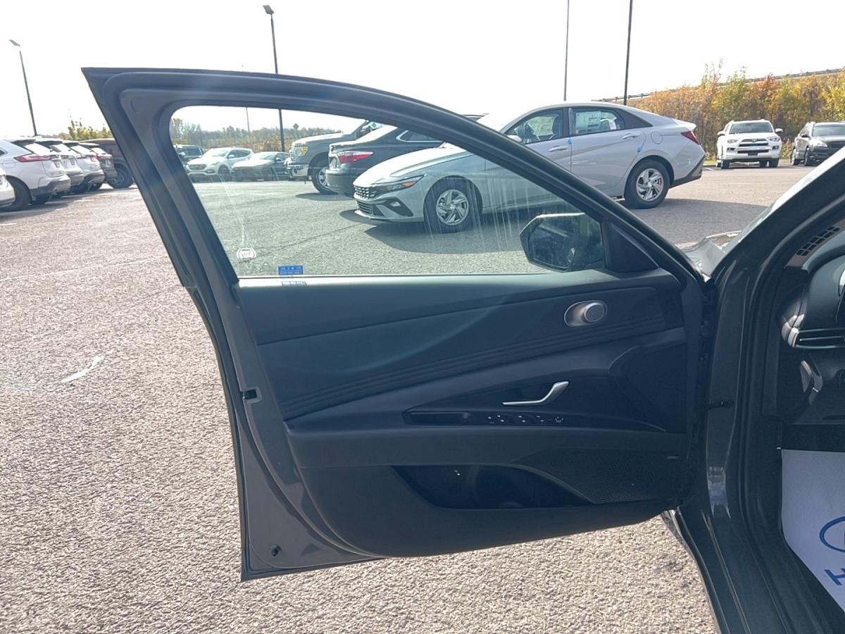 2025 Hyundai Elantra - Image 12