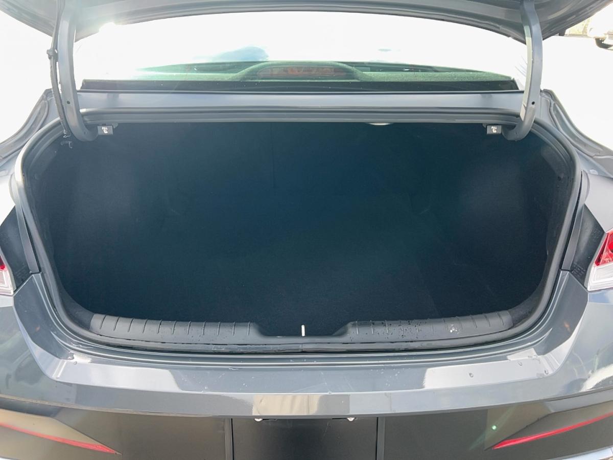 2025 Hyundai Elantra - Image 18