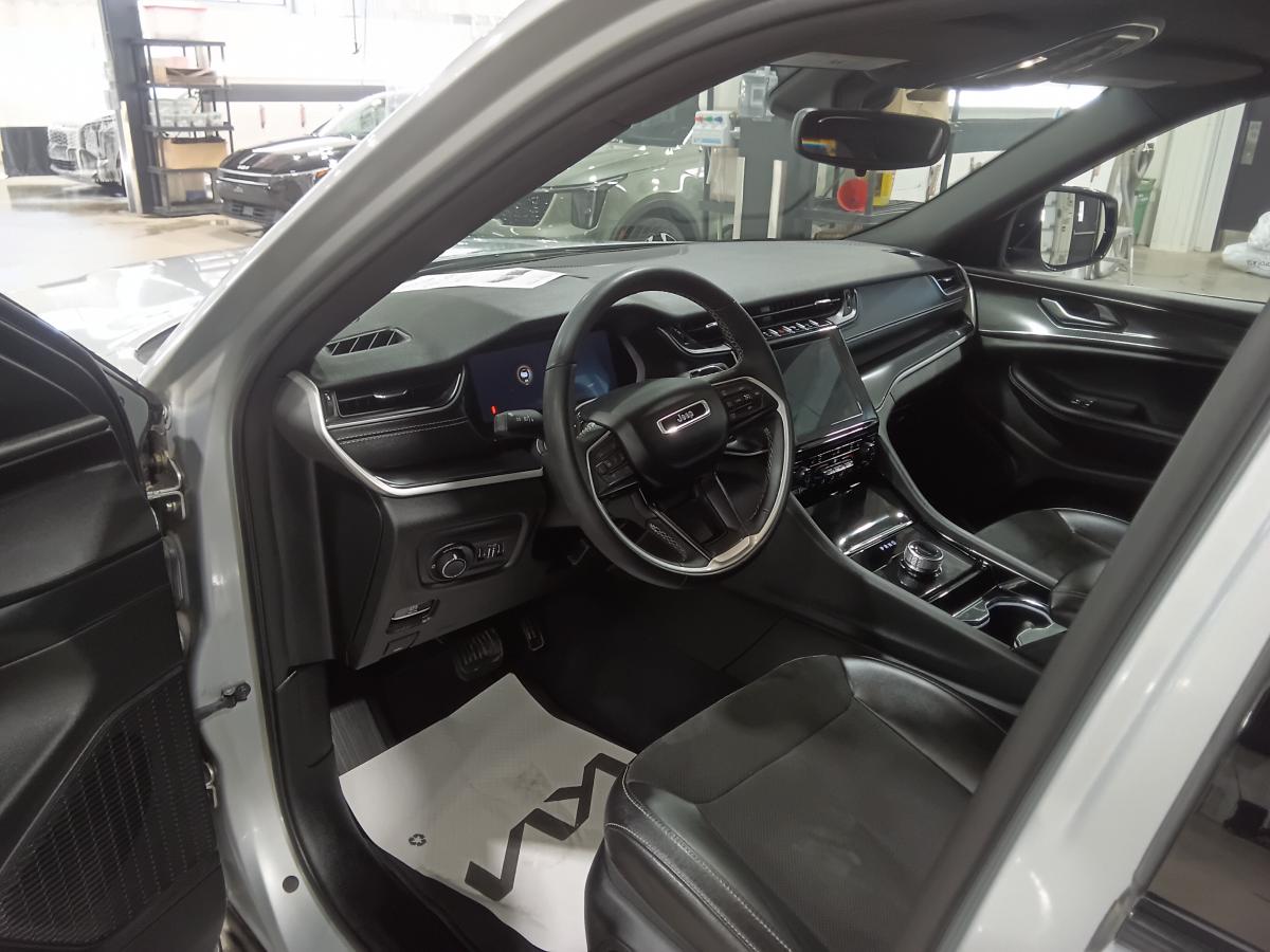2023 Jeep Grand Cherokee - Image 14