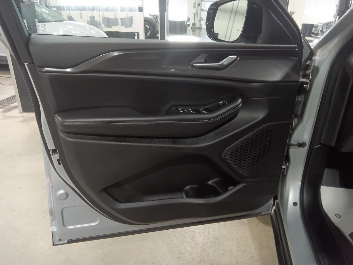 2023 Jeep Grand Cherokee - Image 17