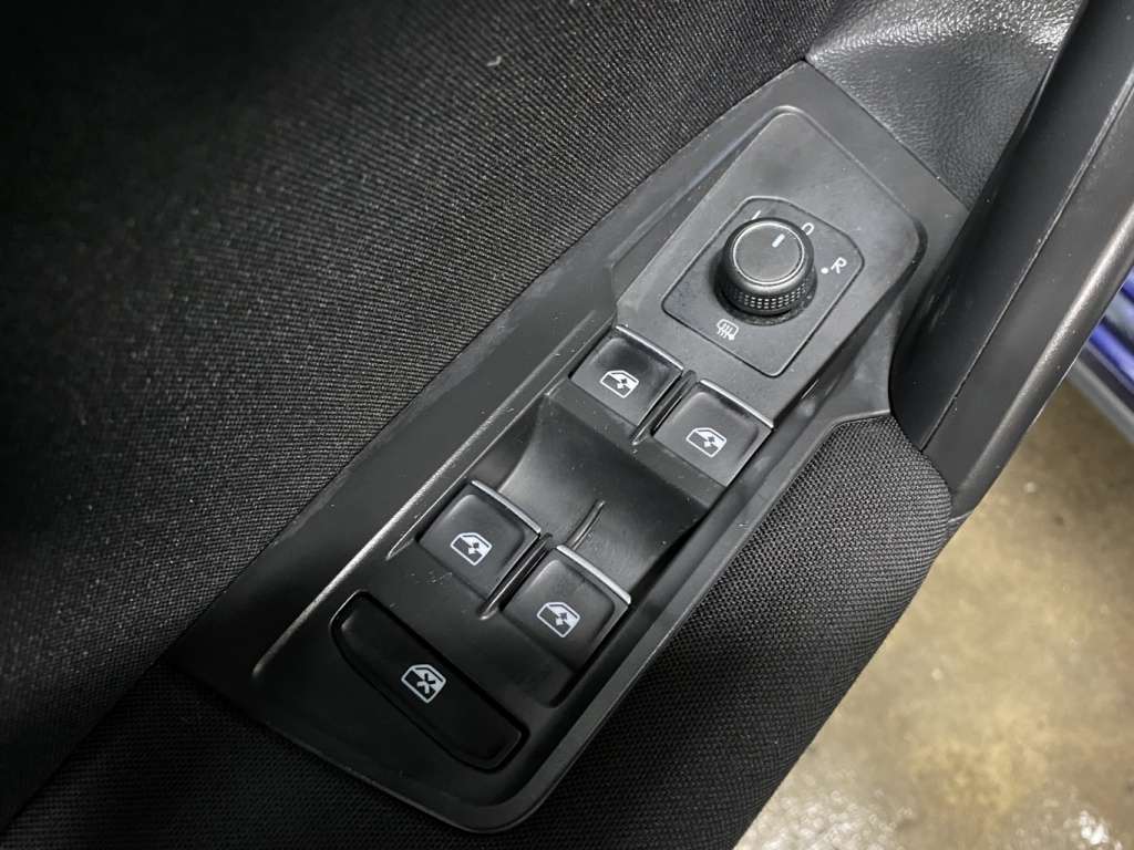 2021 Volkswagen Tiguan - Image 32