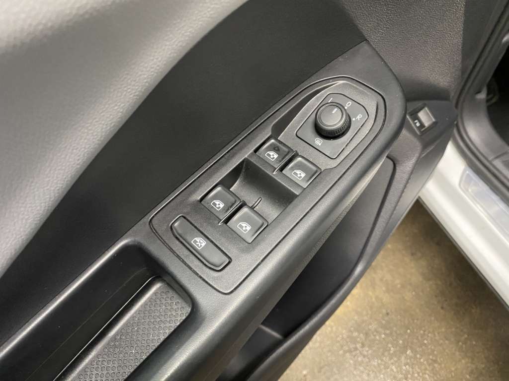 2022 Volkswagen Taos - Image 28