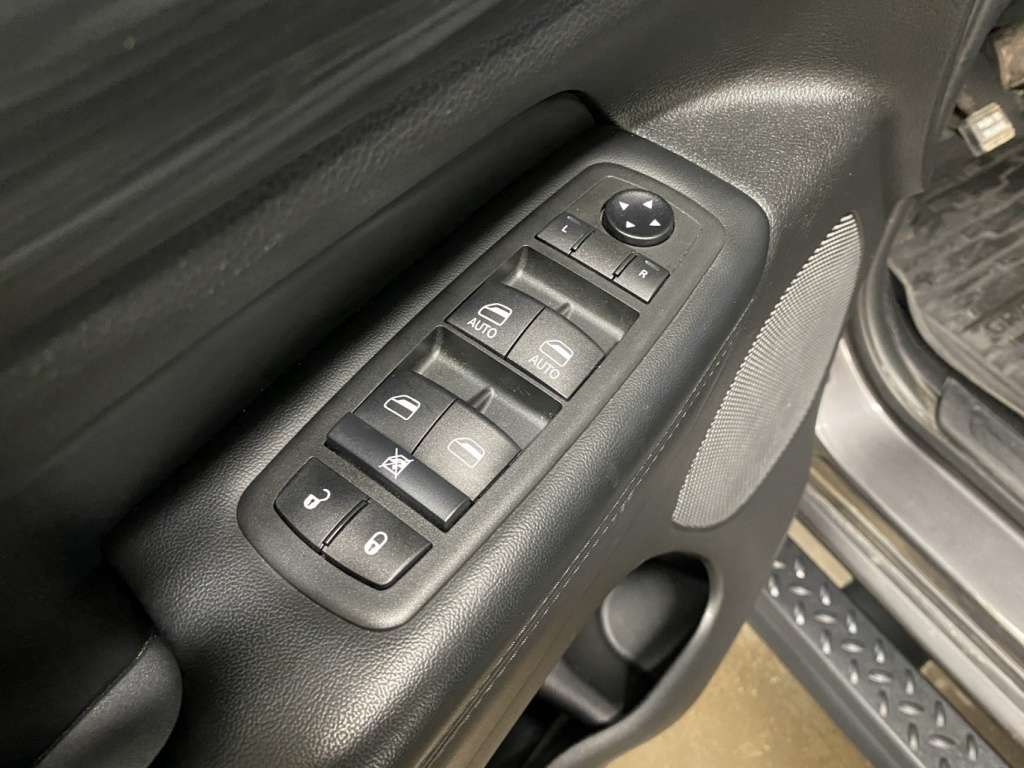 2021 Jeep Grand Cherokee - Image 28