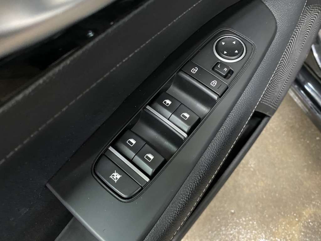 2023 Kia Forte - Image 28