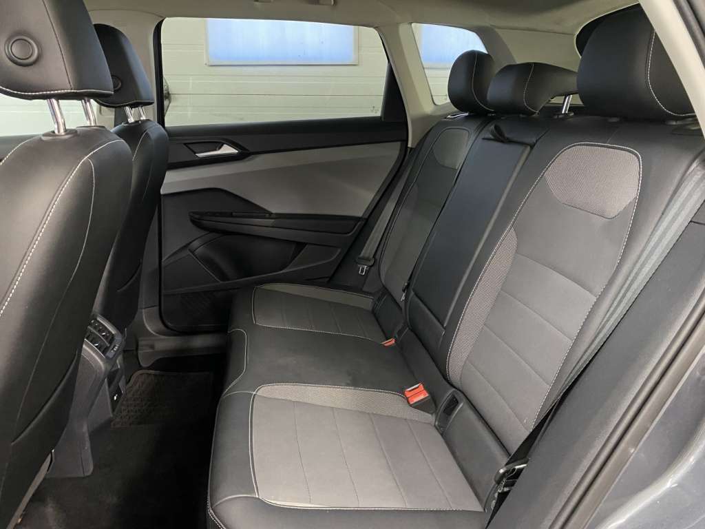 2022 Volkswagen Taos - Image 18