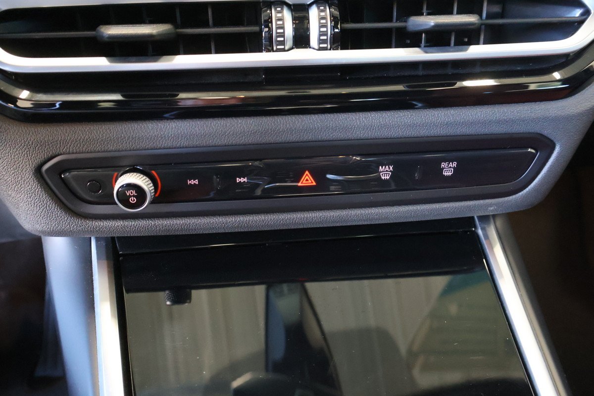 2023 BMW 3 Series - Image 19