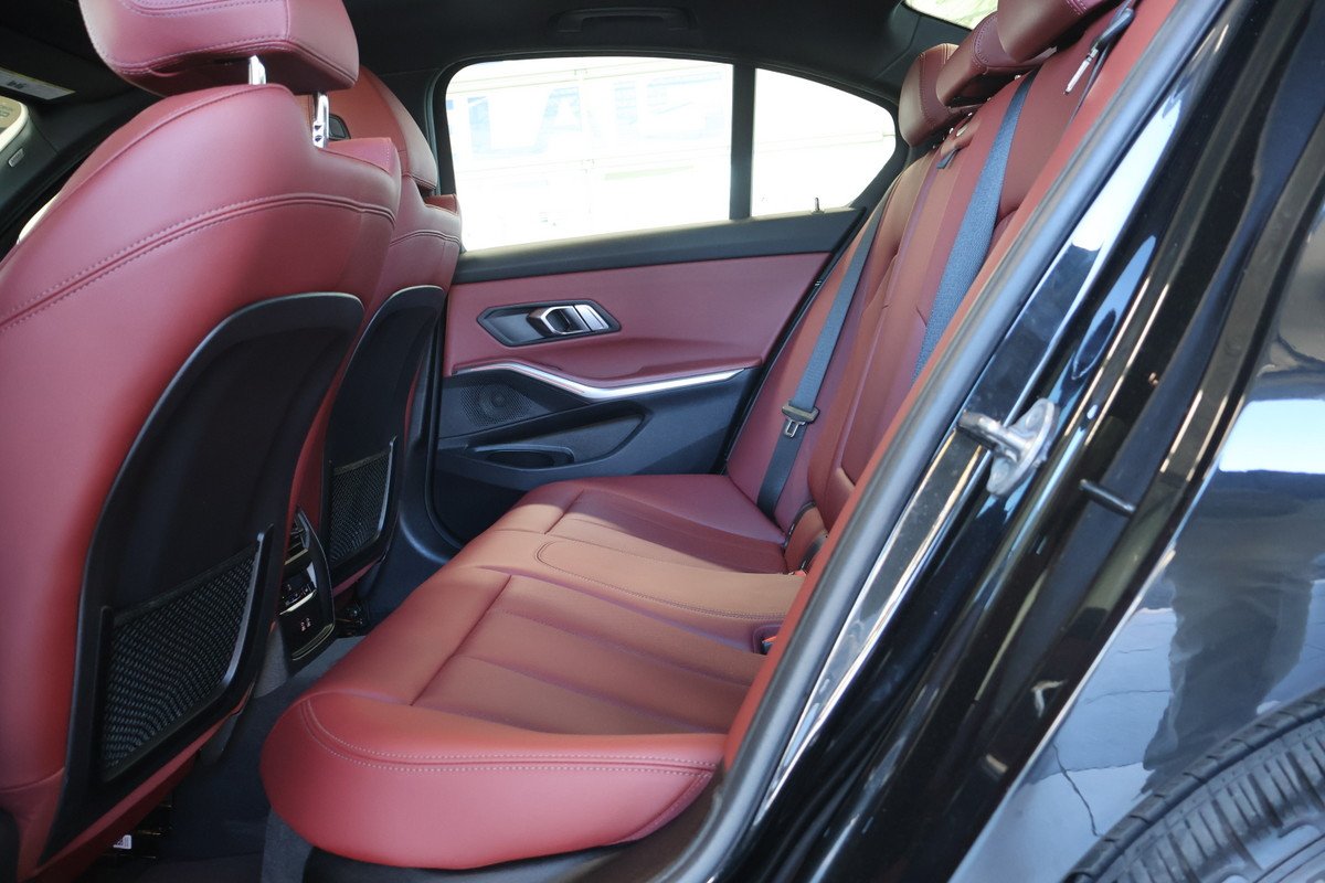 2023 BMW 3 Series - Image 23