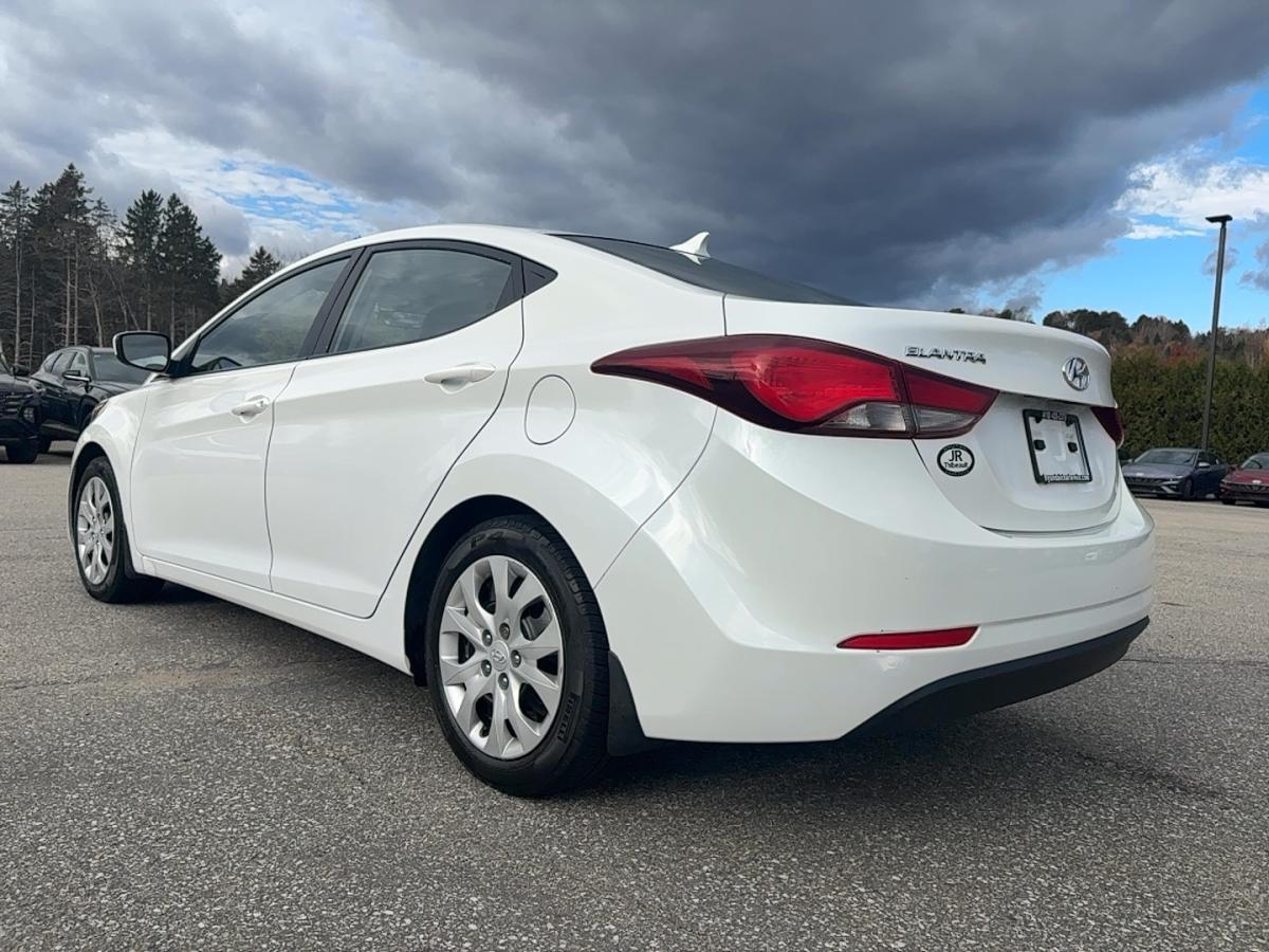 2015 Hyundai Elantra - Image 10