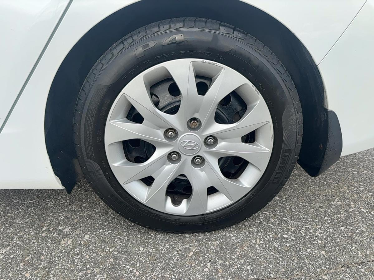 2015 Hyundai Elantra - Image 12