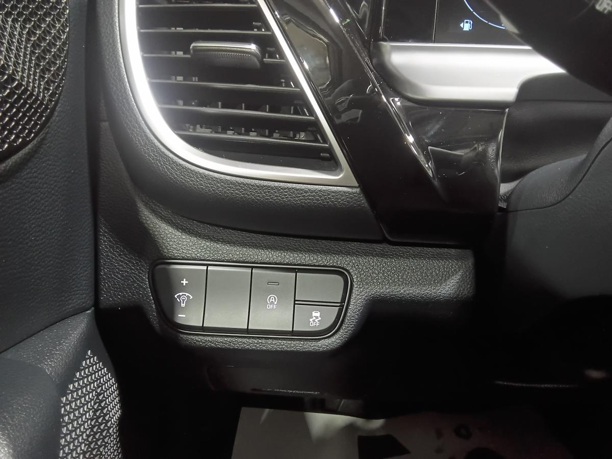 2025 Kia Seltos - Image 16